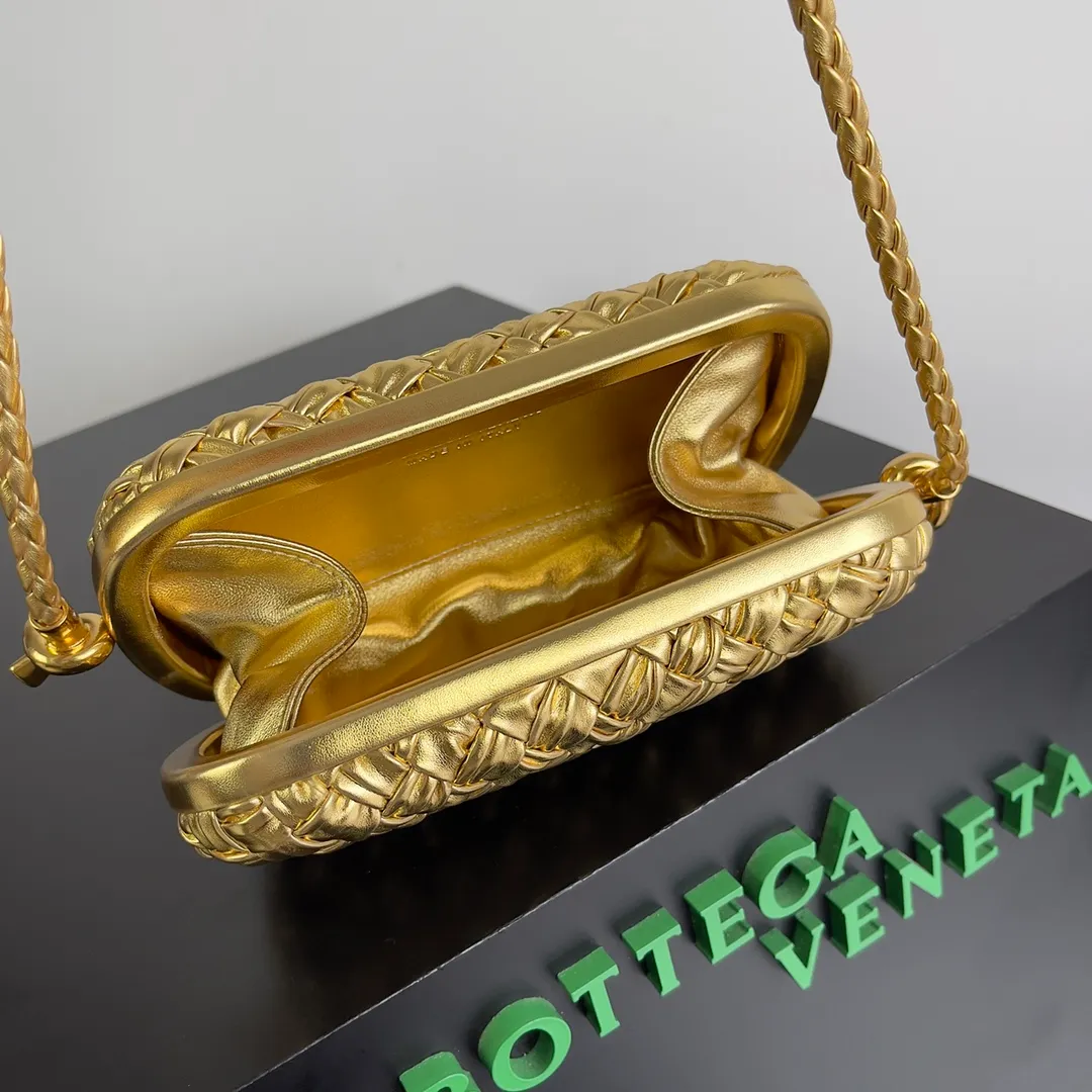 Batch 2100 𝘽𝙤𝙩𝙩𝙚𝙜𝙖 𝙫𝙚𝙣𝙚𝙩𝙖 (Higher version) Original leather ➕ Stainless steel hardware ➕ 24k real gold plating ➕ Fully handmade Jordanian Queen Rania and Princess Iman Knot clutch bag attended the event Real old money A must-have style❤️ The Knot classic is reproduced😌A small belt has been added to carry it on the shoulder🉑A must-have bag for important occasions, making your outfit more attractive✨ It is shipped with a full set of packaging from the factory, welcome to compare Style number: 717623 Size: 20.5*6*12.5